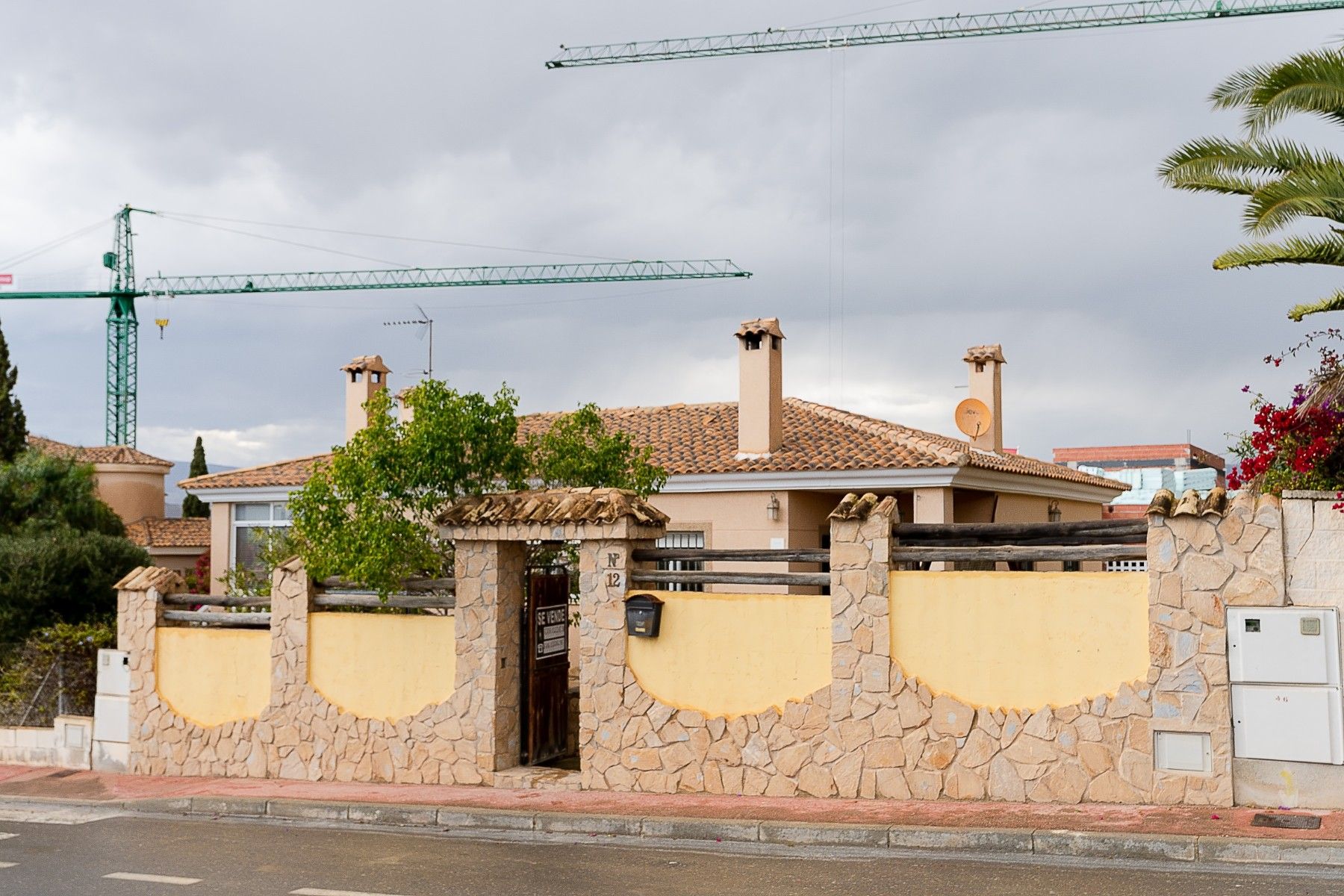 Vista exterior de Casa o xalet en venda en Busot amb Calefacció, Terrassa i Moblat