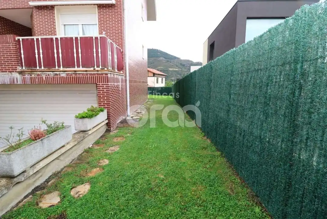 Jardí de Casa adosada en venda en Abanto y Ciérvana-Abanto Zierbena amb Calefacció, Jardí privat i Terrassa