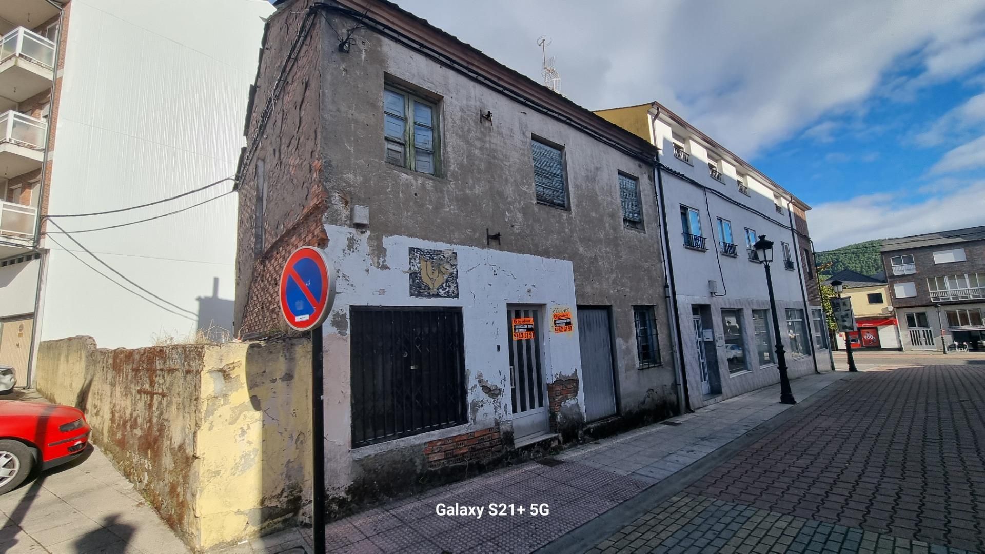 Vista exterior de Casa o xalet en venda en Fabero amb Jardí privat