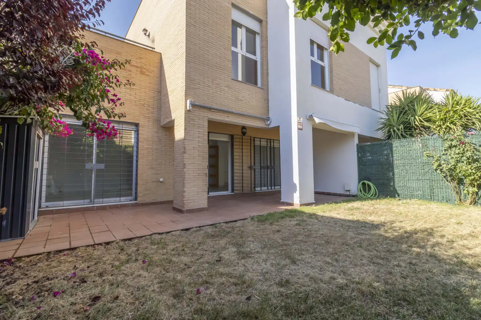 Vista exterior de Casa adosada en venta en Espartinas con Aire acondicionado, Terraza y Piscina