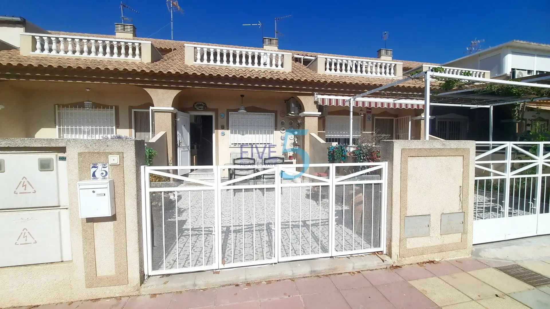 Vista exterior de Casa adosada en venda en Los Alcázares amb Aire condicionat, Calefacció i Terrassa