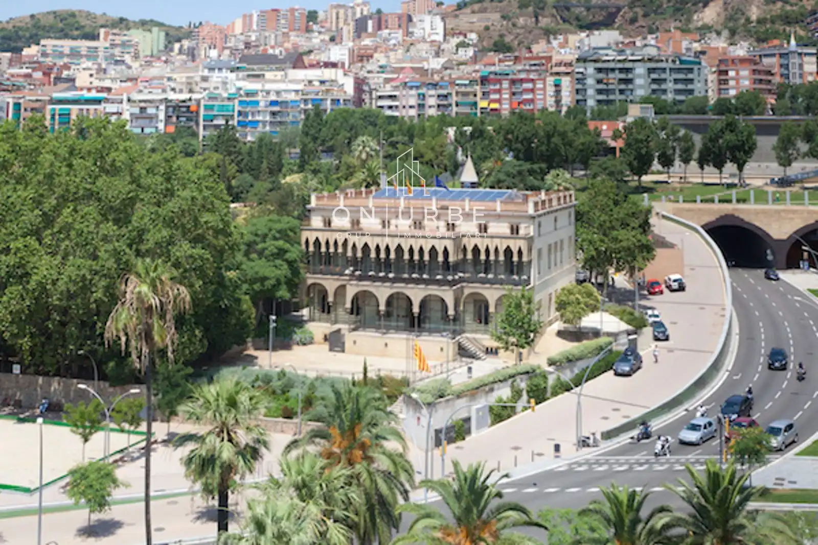 Vista exterior de Local en venda en Barcelona amb Aire condicionat, Parquet i Moblat