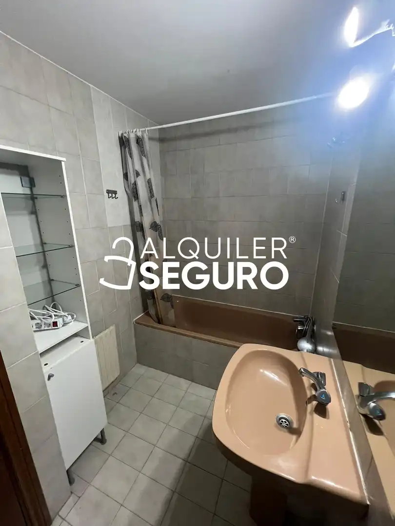 Bathroom of Flat for rent in Madrid  with Air Conditioner and Heating