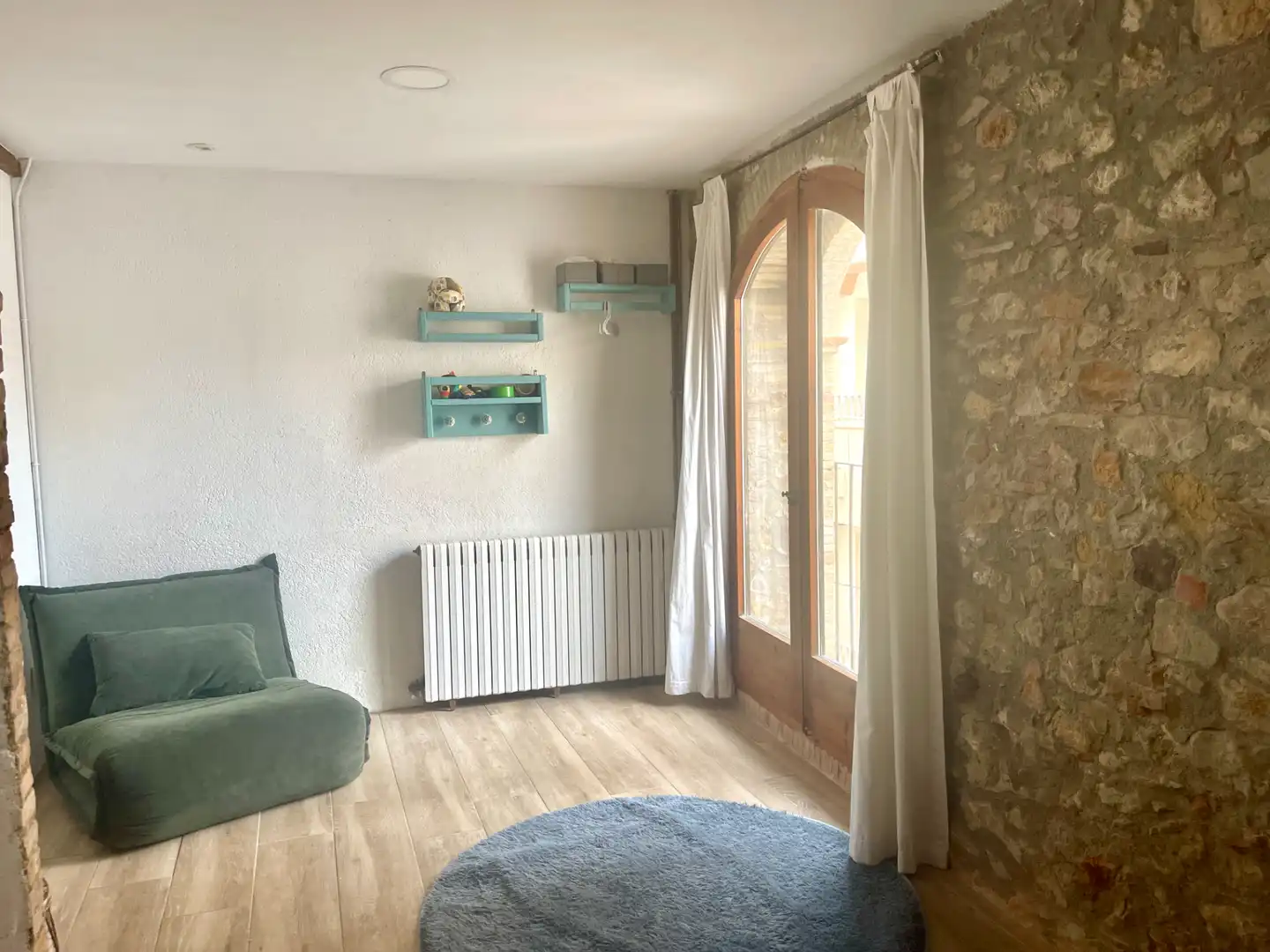Sala d'estar de Casa adosada en venda en L'Escala amb Calefacció, Terrassa i Moblat