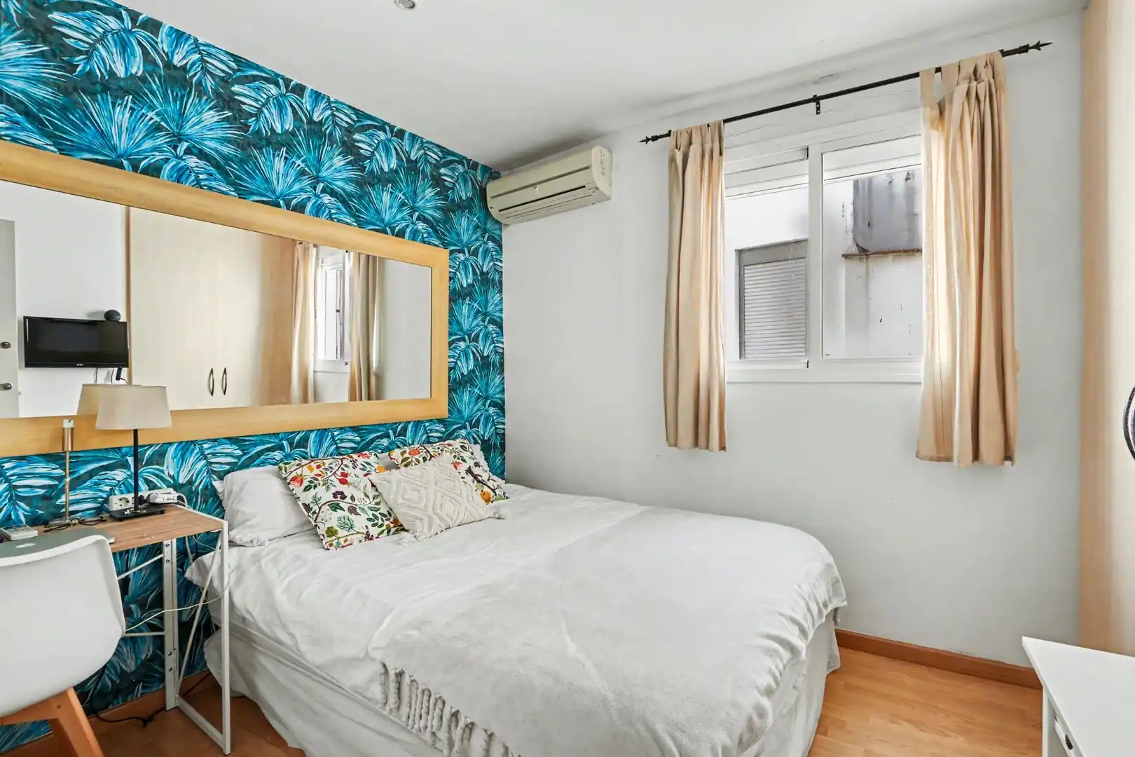Bedroom of Flat for sale in Barcelona  with Air Conditioner, Heating and Parquet flooring