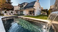 Swimming pool of Single-family semi-detached for sale in  Madrid Capital  with Air Conditioner, Heating and Private garden