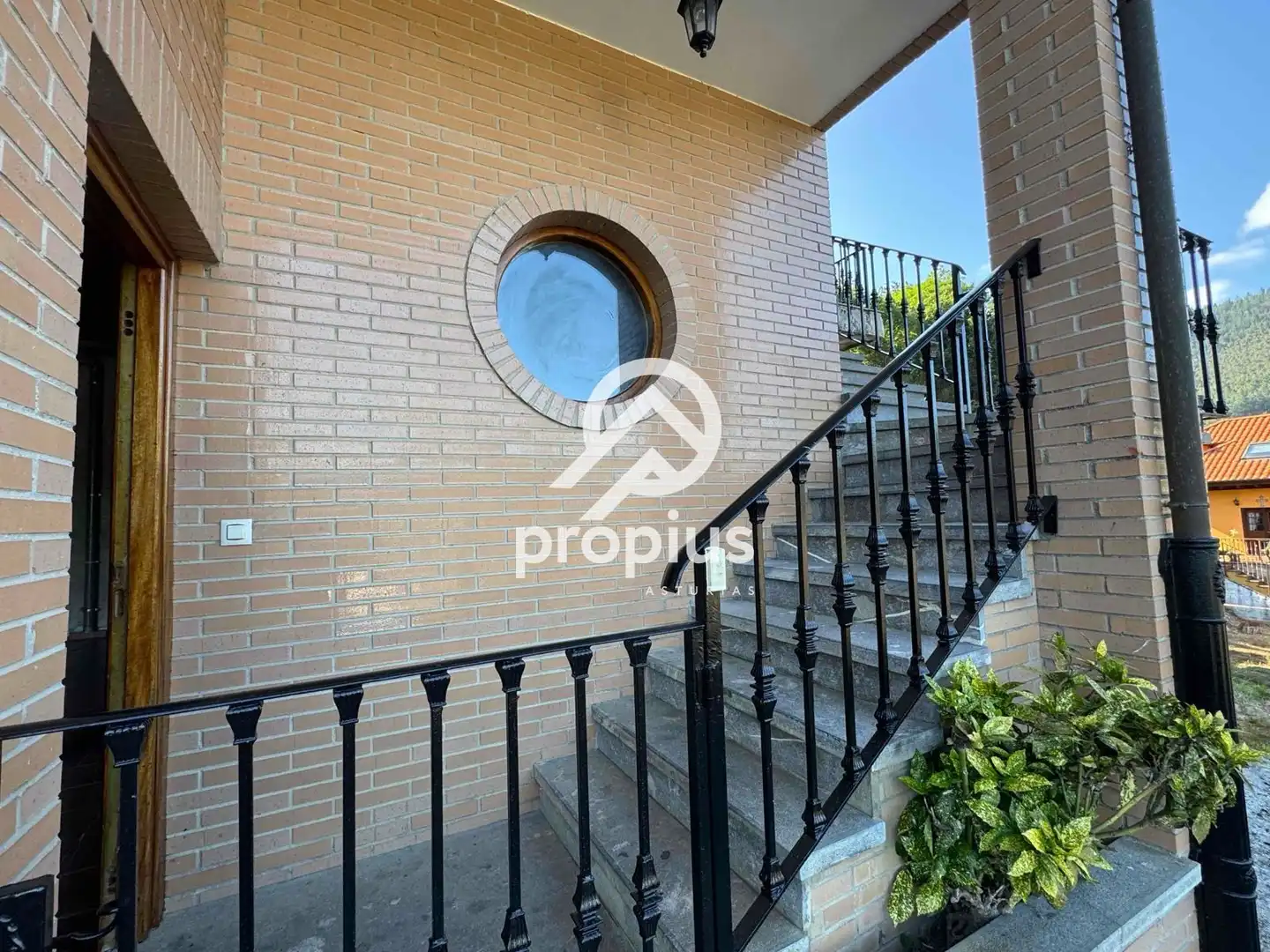 Vista exterior de Casa adosada en venta en Piloña con Calefacción, Jardín privado y Parquet