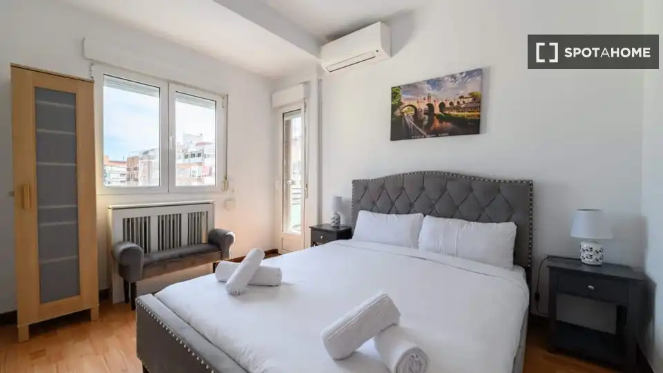 Schlafzimmer von Wohnung zur Miete in Madrid mit Klimaanlage, Heizung und Möbliert