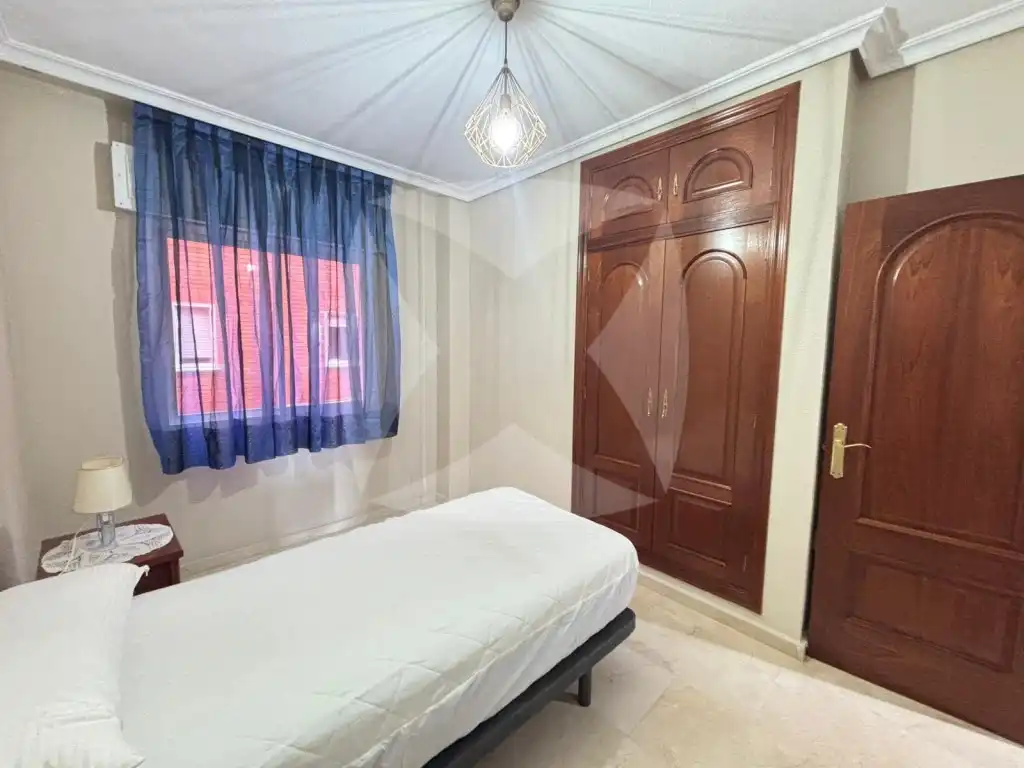Schlafzimmer von Wohnung zur Miete in Badajoz mit Klimaanlage, Terrasse und Möbliert