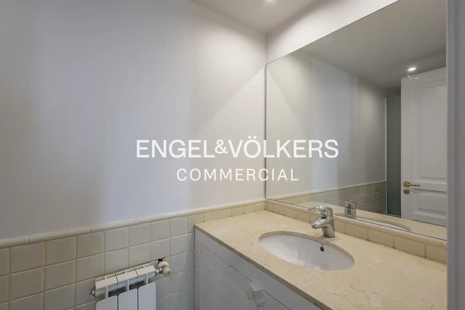 Badezimmer von Büro zur Miete in Barcelona mit Klimaanlage und Terrasse