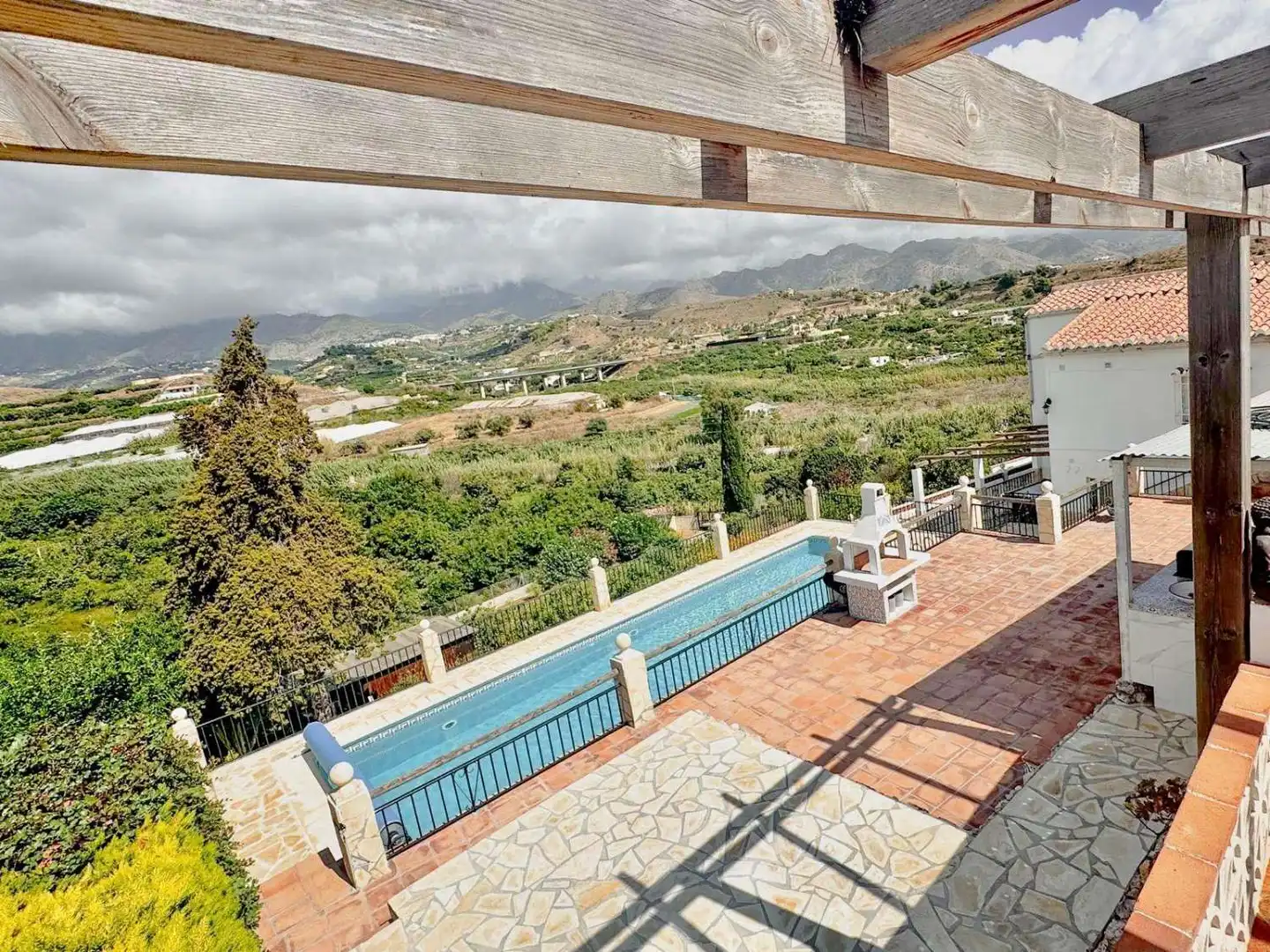 Vista exterior de Casa o xalet en venda en Nerja amb Aire condicionat i Piscina
