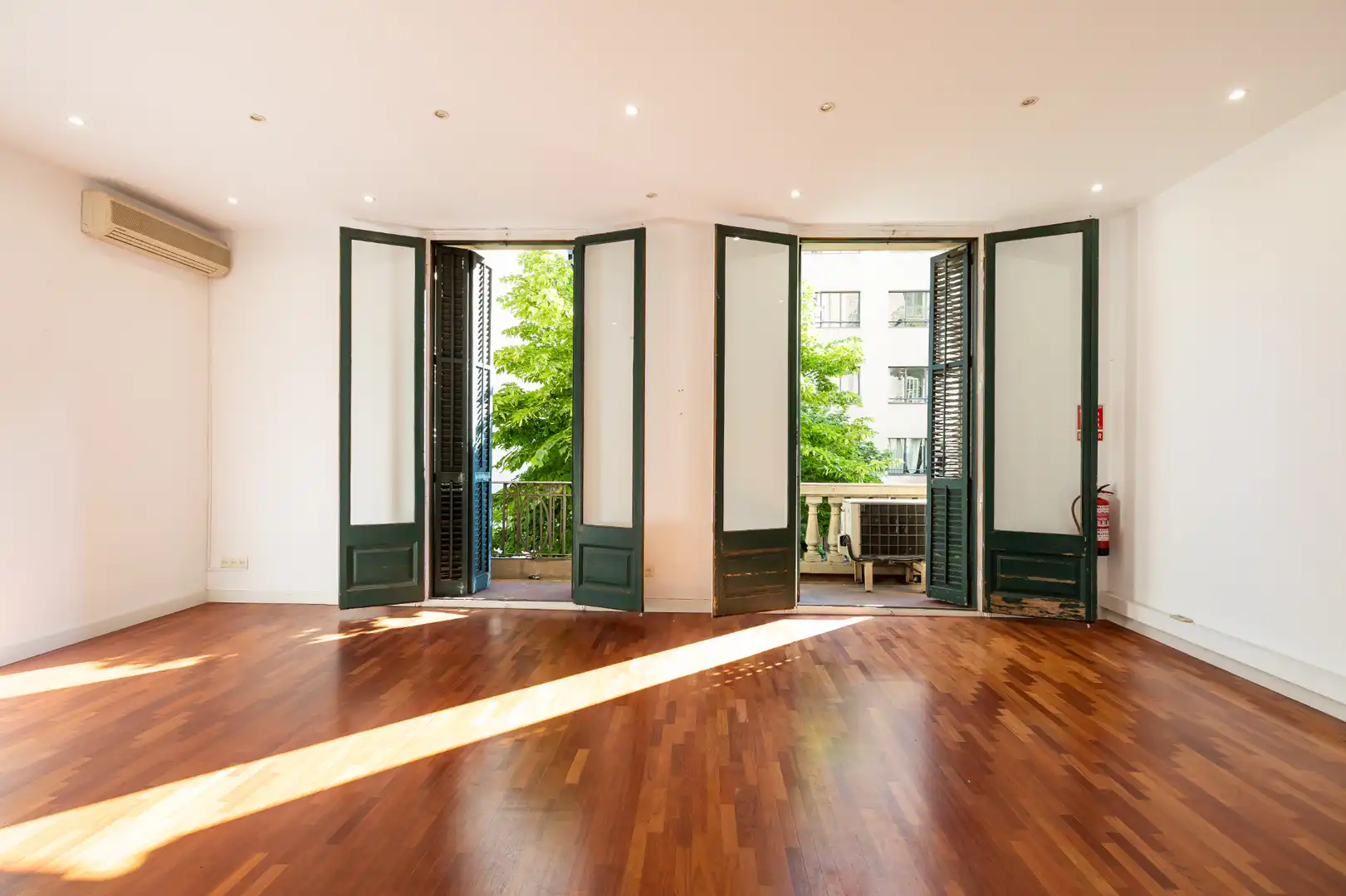 Flat for sale in Barcelona  with Air Conditioner, Heating and Parquet flooring