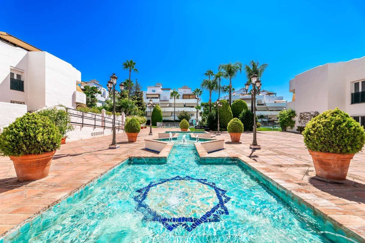 Vista exterior de Àtic en venda en Marbella amb Jardí privat, Terrassa i Piscina