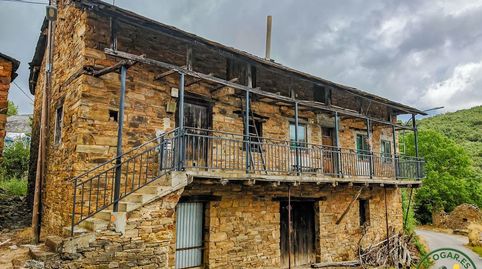 Se vende casa de madera con gran corredor en la montaña entre León y Galicia