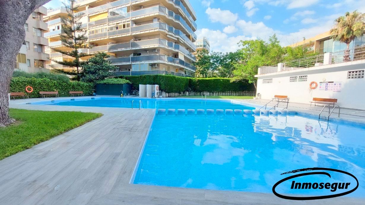 Piscina de Apartament en venda en Salou amb Aire condicionat, Calefacció i Moblat