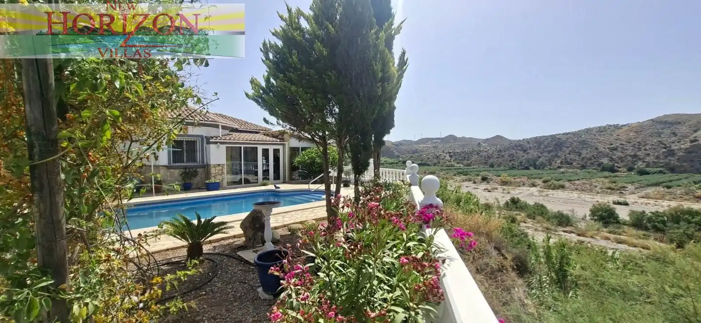 Vista exterior de Casa o xalet en venda en Arboleas amb Jardí privat, Terrassa i Piscina