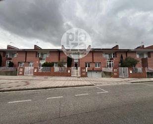 Exterior view of Single-family semi-detached for sale in Burgos Capital  with Heating, Private garden and Terrace