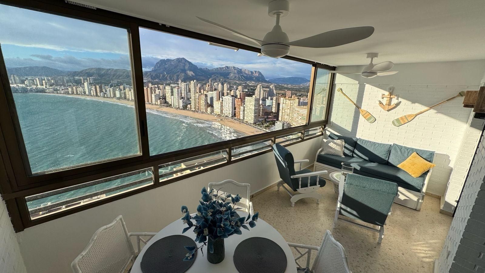 Dormitori de Apartament de lloguer en Benidorm amb Aire condicionat, Moblat i Piscina comunitària