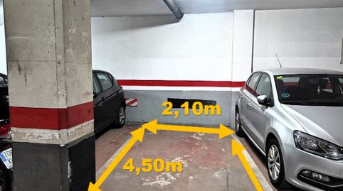 Parking coche mediano / pequeño, fácil acceso.