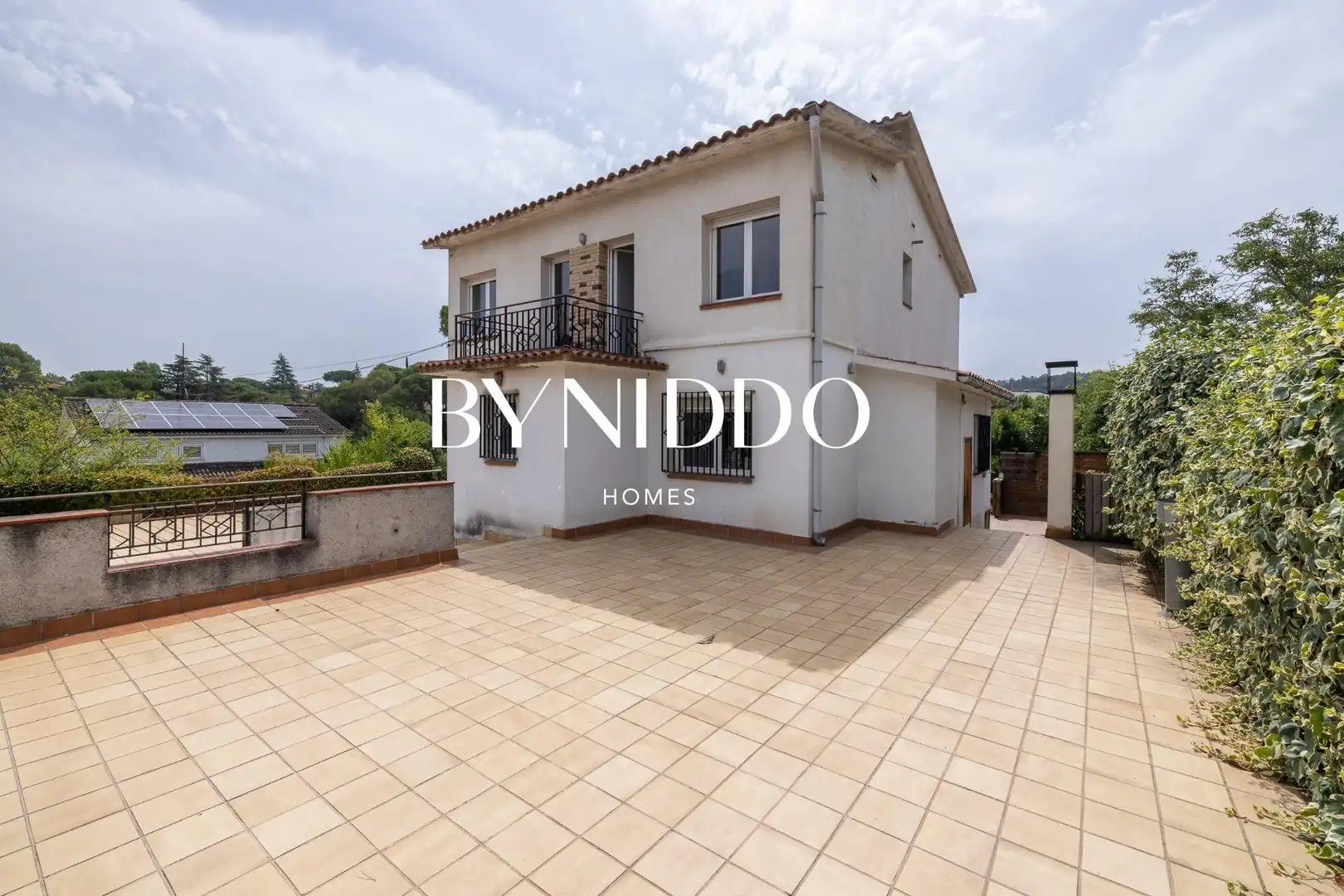Vista exterior de Casa o xalet en venda en Sant Cugat del Vallès amb Jardí privat, Terrassa i Traster