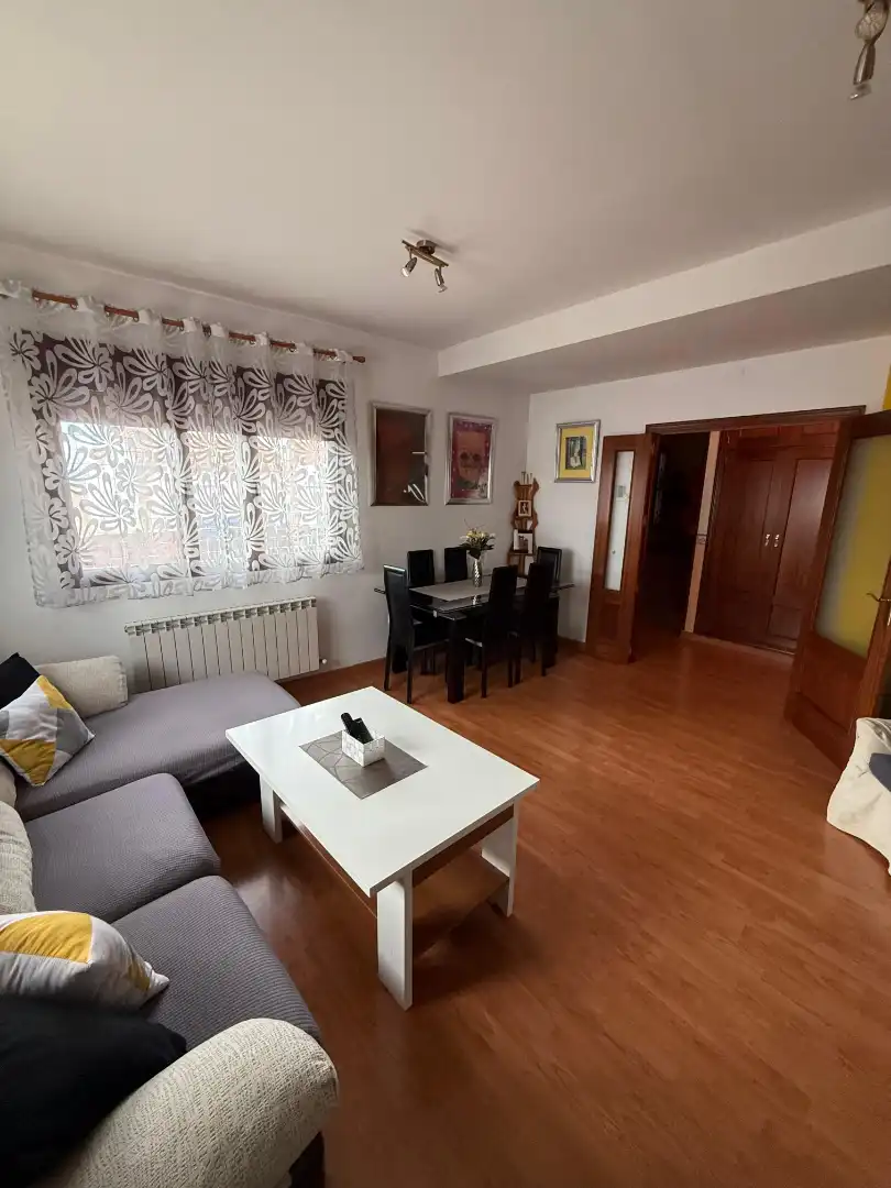 Sala de estar de Casa adosada en venta en Fernán Caballero con Aire acondicionado, Calefacción y Jardín privado