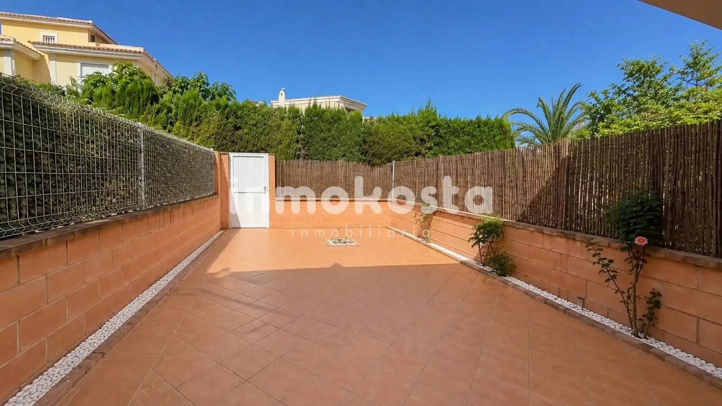 Vista exterior de Casa adosada en venda en La Nucia amb Aire condicionat, Jardí privat i Terrassa
