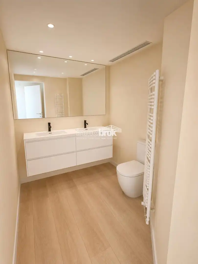 Badezimmer von Dachboden zur Miete in La Moraleja mit Klimaanlage, Terrasse und Abstellraum