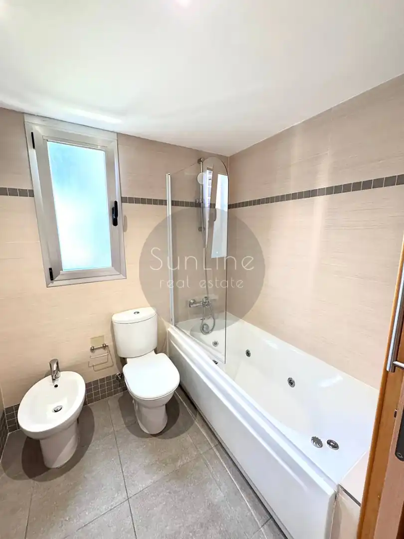 Baño de Piso de alquiler en Valencia con Aire acondicionado, Terraza y Piscina comunitaria