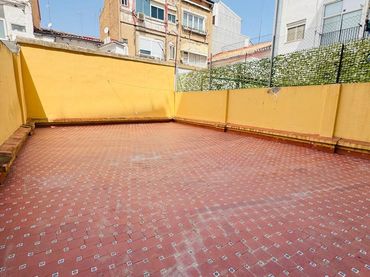 Appartamento con balcone in affitto a Extramurs