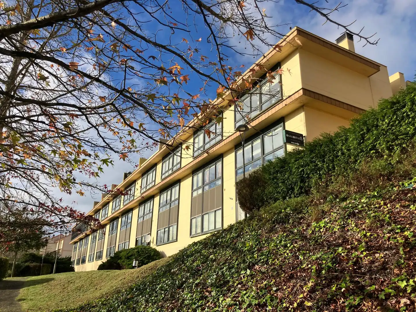 Vista exterior de Apartamento en venta en Oleiros con Calefacción, Jardín privado y Parquet