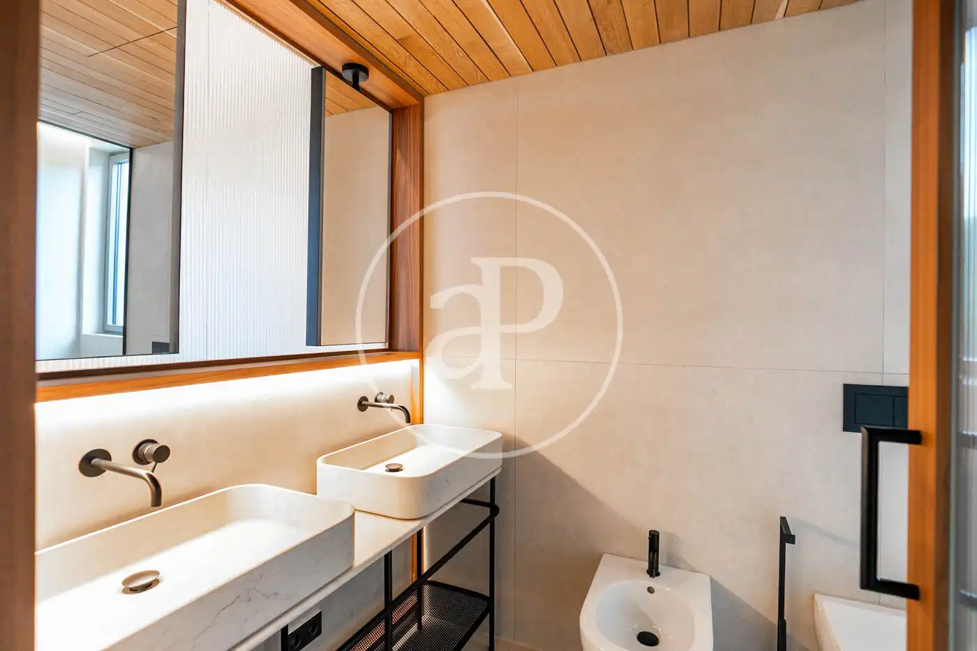 Baño de Piso de alquiler en Barcelona con Aire acondicionado, Calefacción y Jardín privado