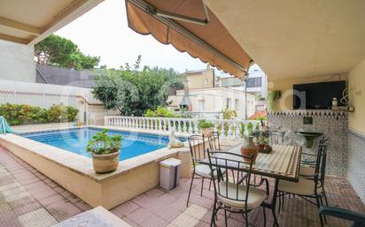 Vista exterior de Casa o xalet en venda en Viladecans amb Aire condicionat, Calefacció i Jardí privat