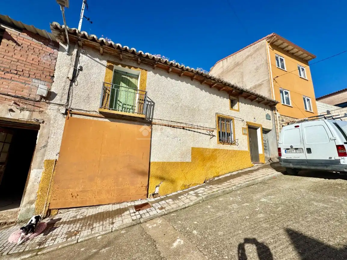 Vista exterior de Casa adosada en venda en Tórtola de Henares amb Calefacció