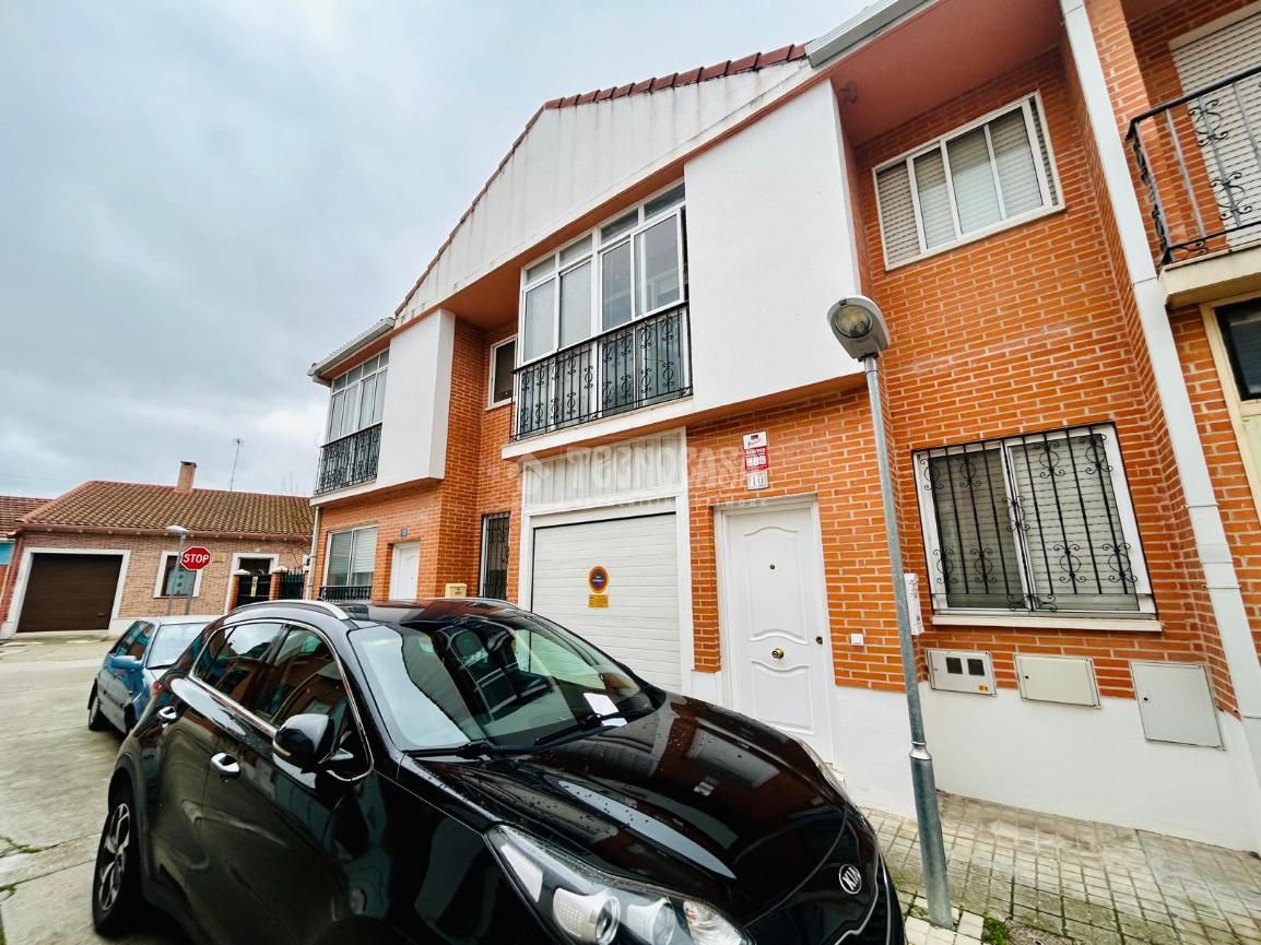 Vista exterior de Casa adosada en venta en Aldeamayor de San Martín con Calefacción