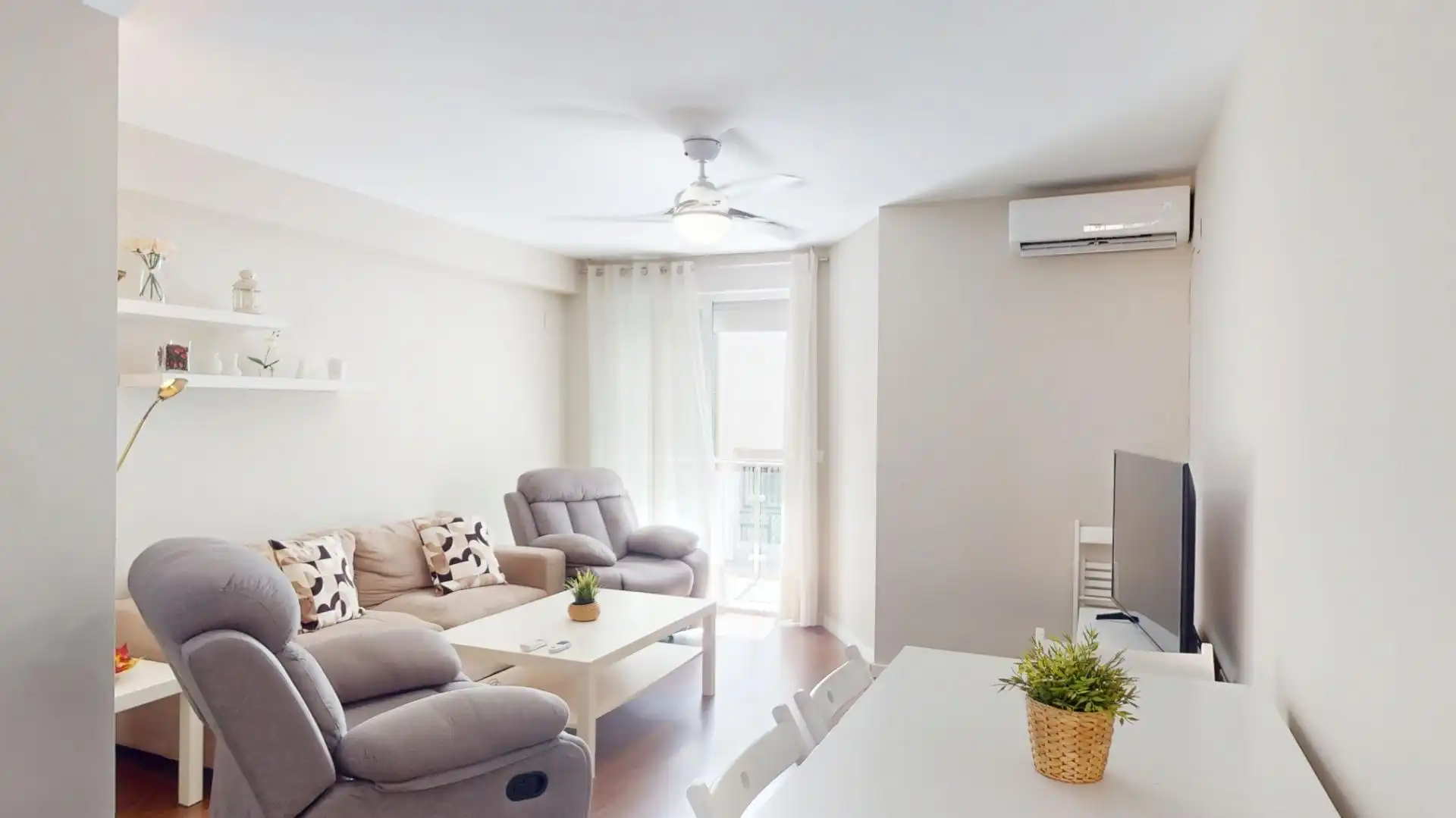 Sala de estar de Piso de alquiler en Fuengirola con Aire acondicionado, Parquet y Terraza