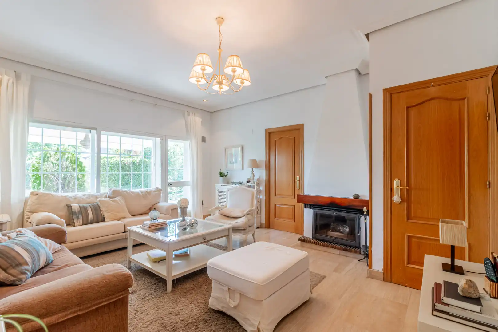 Sala d'estar de Casa o xalet en venda en Las Rozas de Madrid amb Calefacció, Jardí privat i Parquet