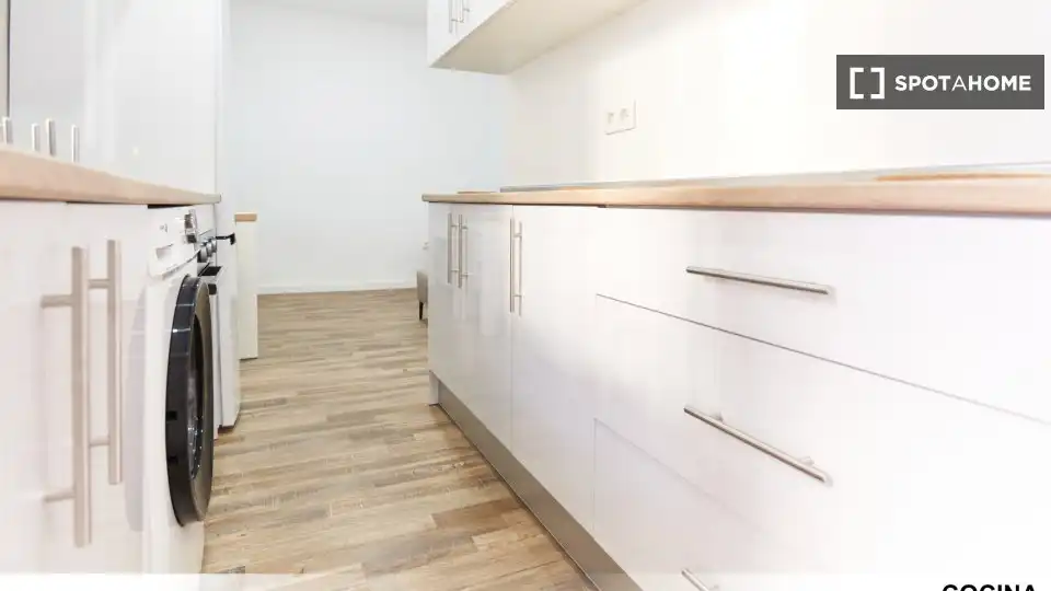 Kitchen of Flat for share in Sevilla  with Air Conditioner, Heating and Furnished