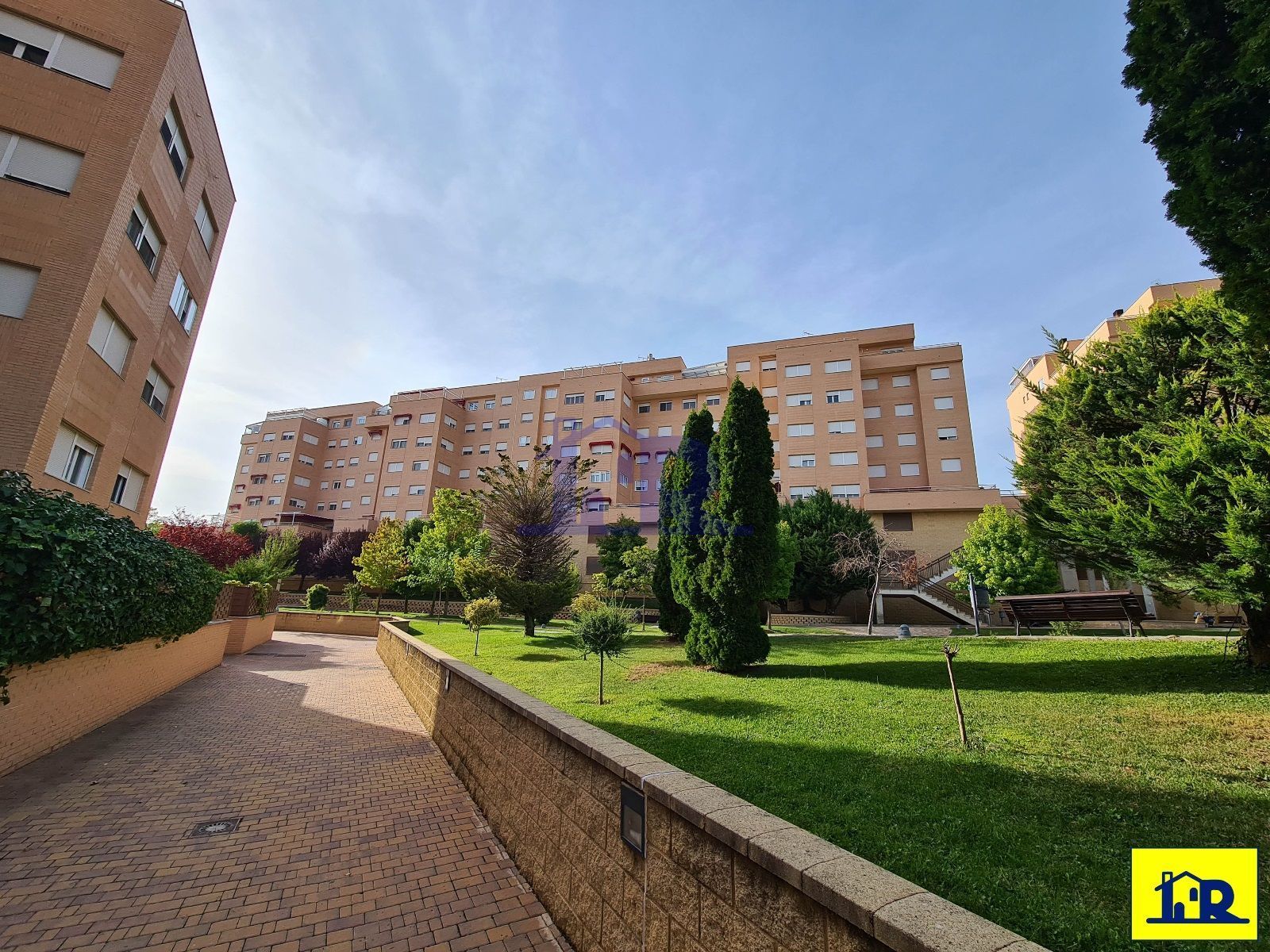Vista exterior de Pis en venda en Cuenca Capital amb Calefacció, Terrassa i Piscina