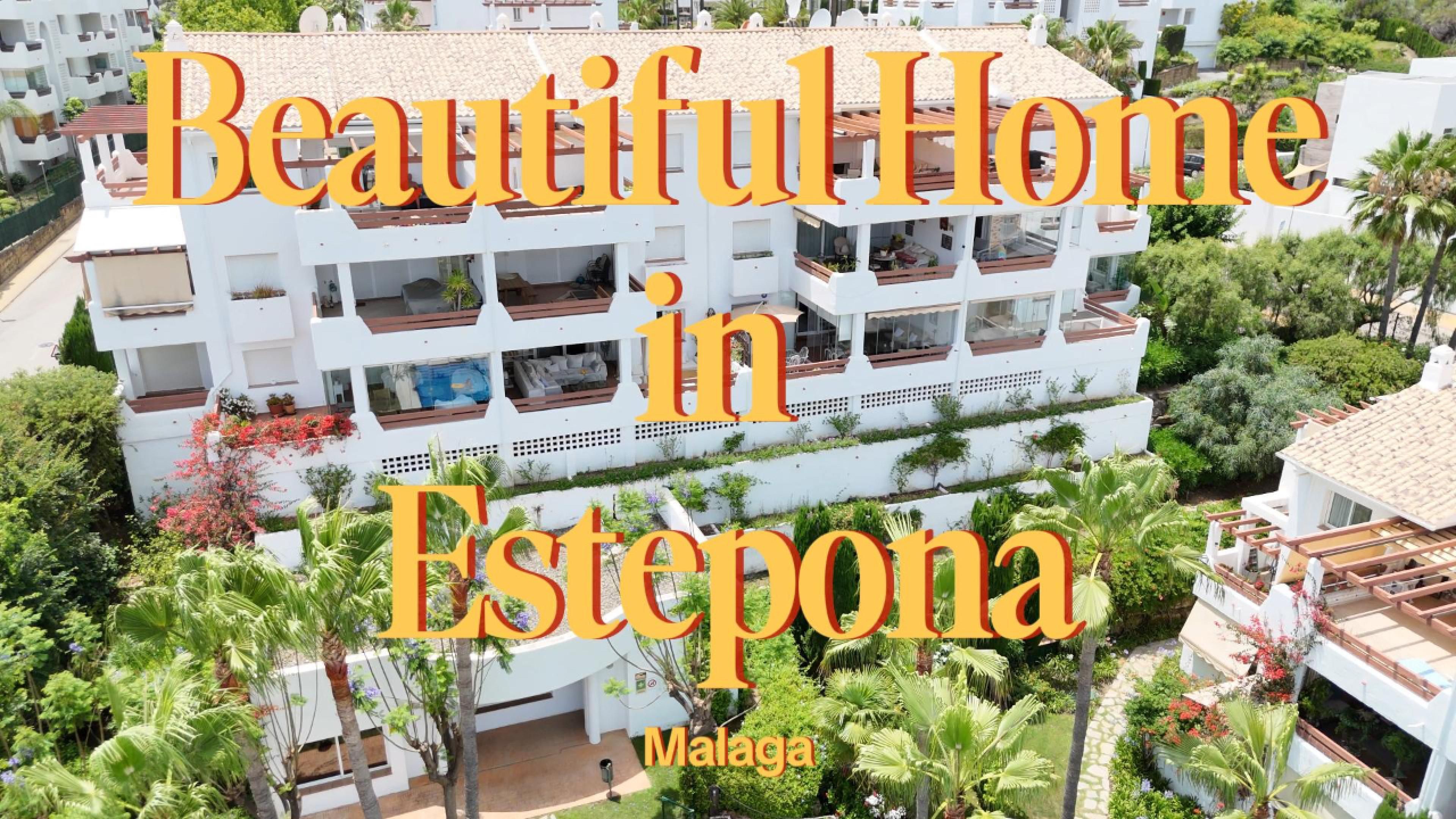 Vista exterior de Apartament en venda en Estepona amb Calefacció, Jardí privat i Parquet