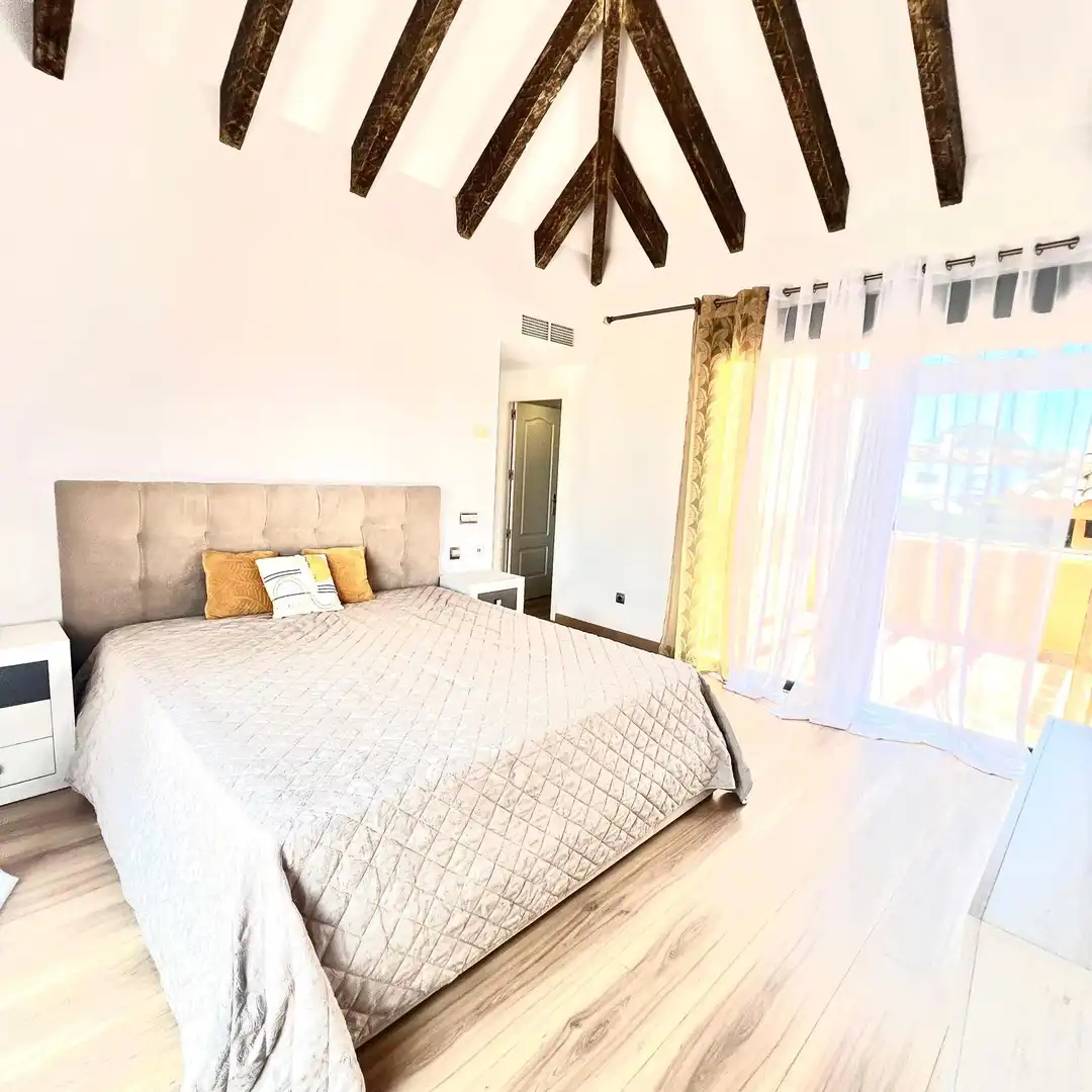 Schlafzimmer von Dachboden zur Miete in Estepona mit Klimaanlage, Terrasse und Schwimmbad