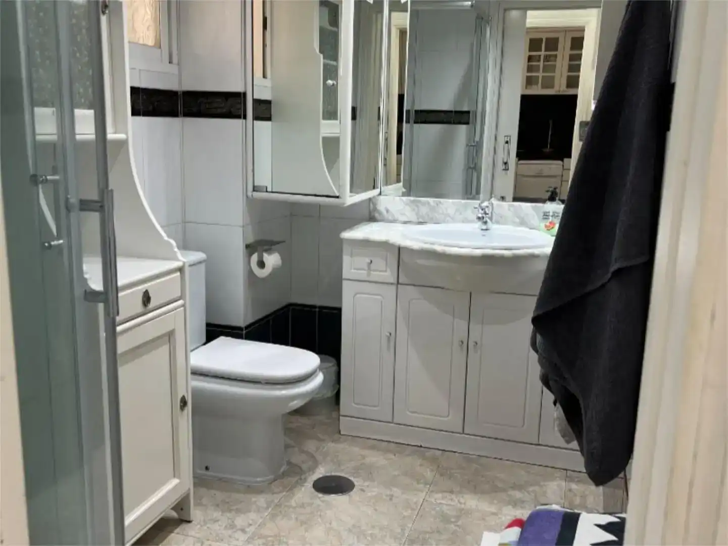 Badezimmer von Wohnung zur Miete in Benidorm mit Klimaanlage, Privatgarten und Schwimmbad
