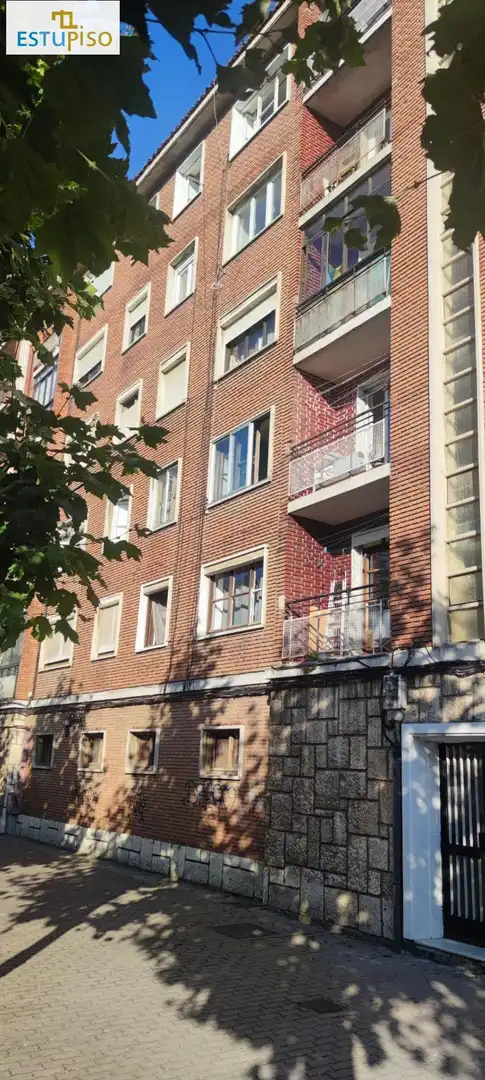 Vista exterior de Pis en venda en León Capital  amb Calefacció, Terrassa i Balcó