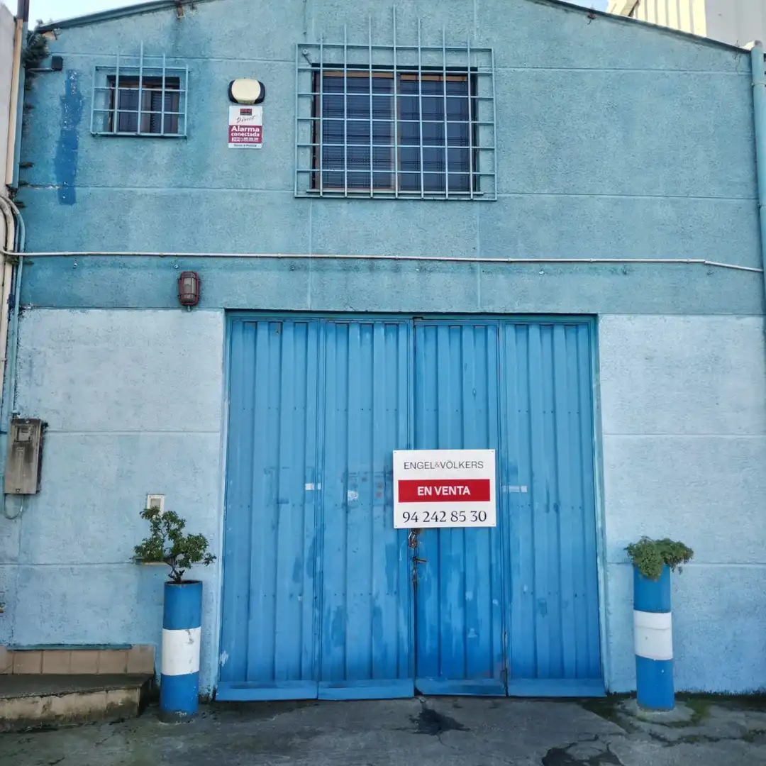 Vista exterior de Nau industrial en venda en Santander