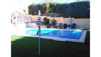 Piscina de Casa adosada en venda en Badajoz Capital amb Jardí privat, Terrassa i Piscina