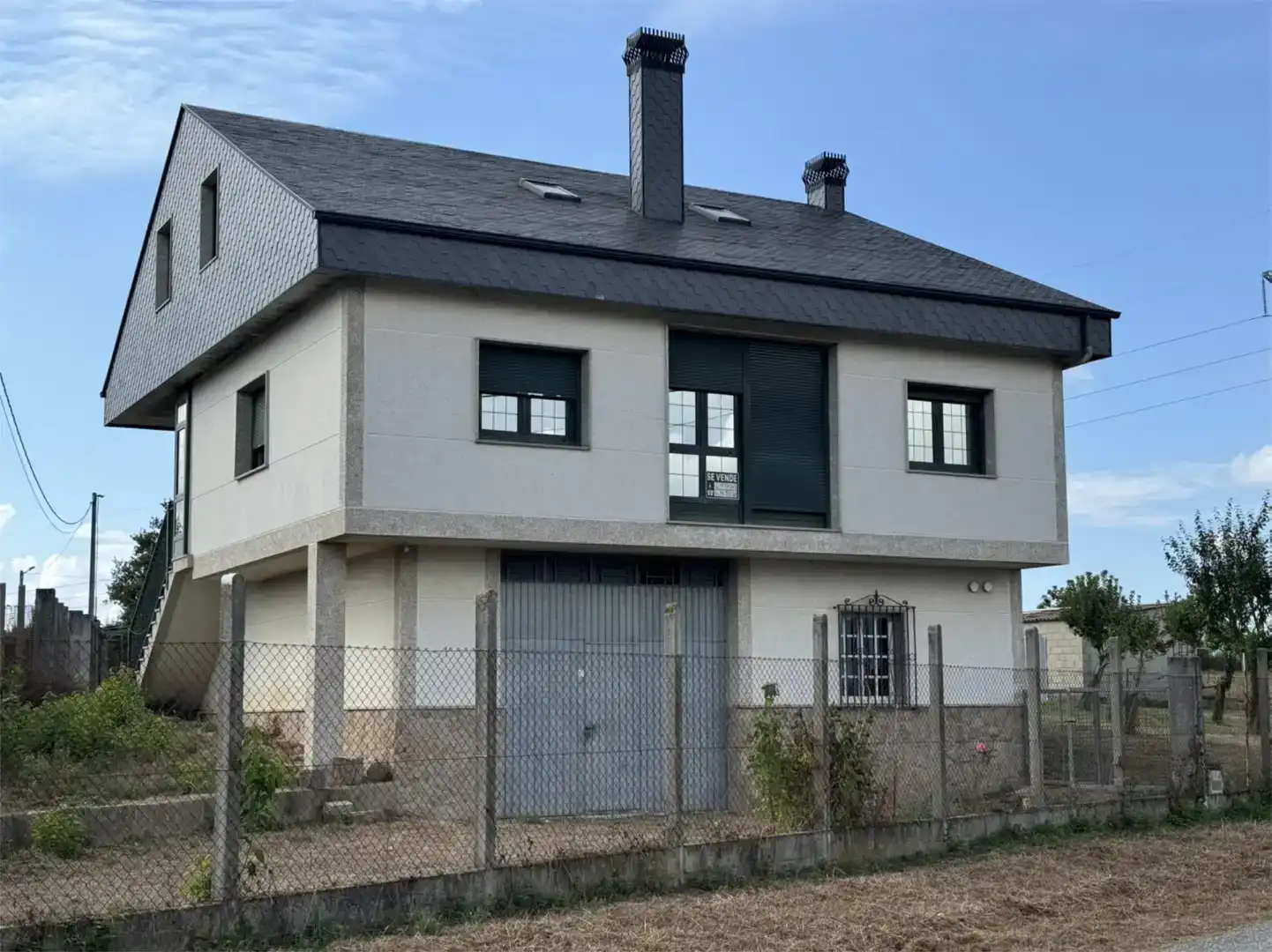 Vista exterior de Casa o xalet en venda en Castro Caldelas amb Jardí privat, Traster i Moblat