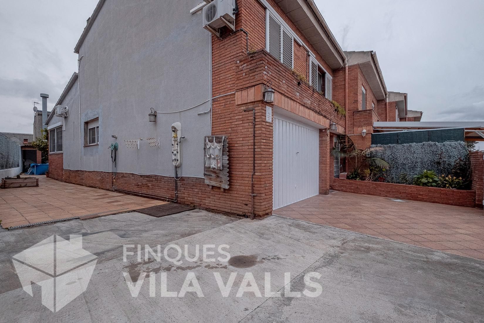 Vista exterior de Casa o xalet en venda en Palau-solità i Plegamans amb Calefacció, Jardí privat i Parquet