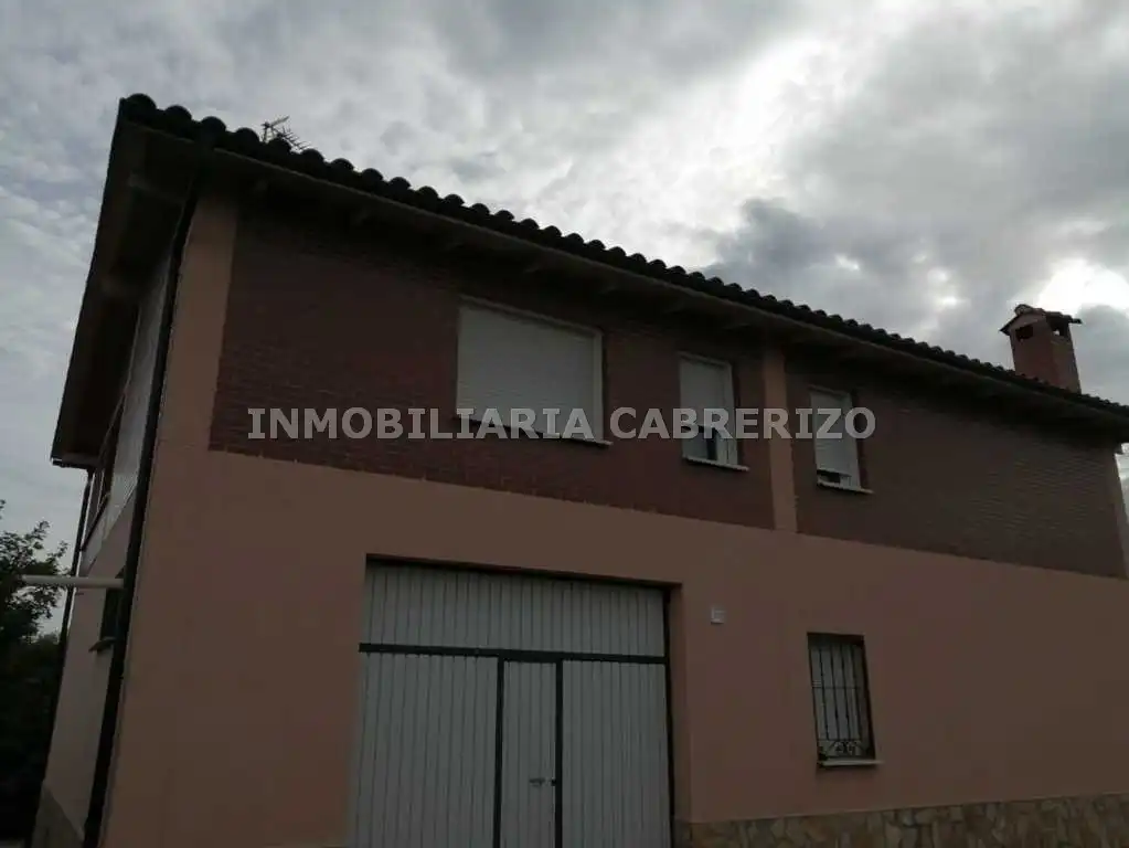 Vista exterior de Casa o chalet en venta en Alberite con Calefacción, Jardín privado y Parquet