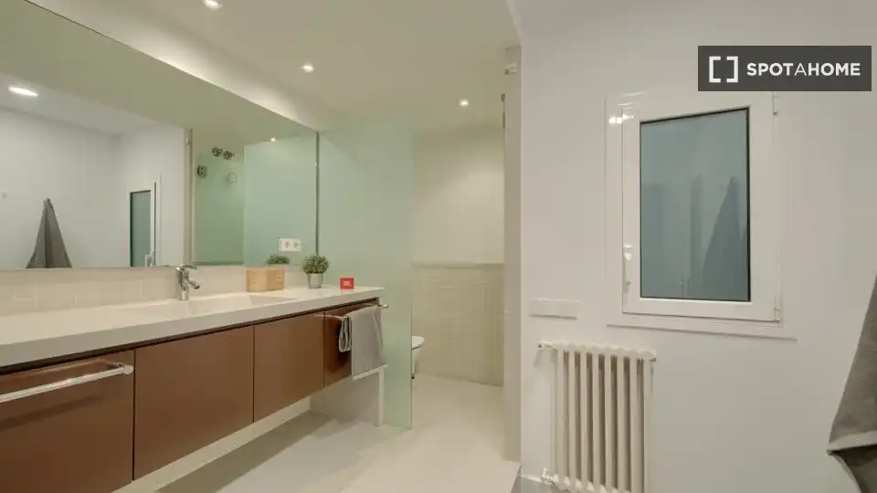 Bathroom of Flat for rent in Barcelona  with Air Conditioner, Heating and Furnished