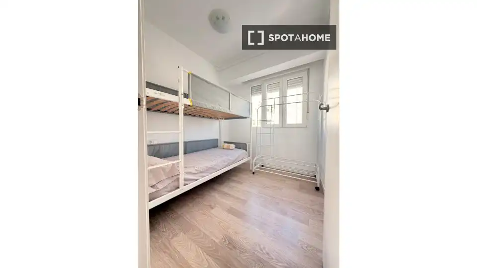 Schlafzimmer von Wohnung zur Miete in Valencia mit Klimaanlage, Heizung und Möbliert