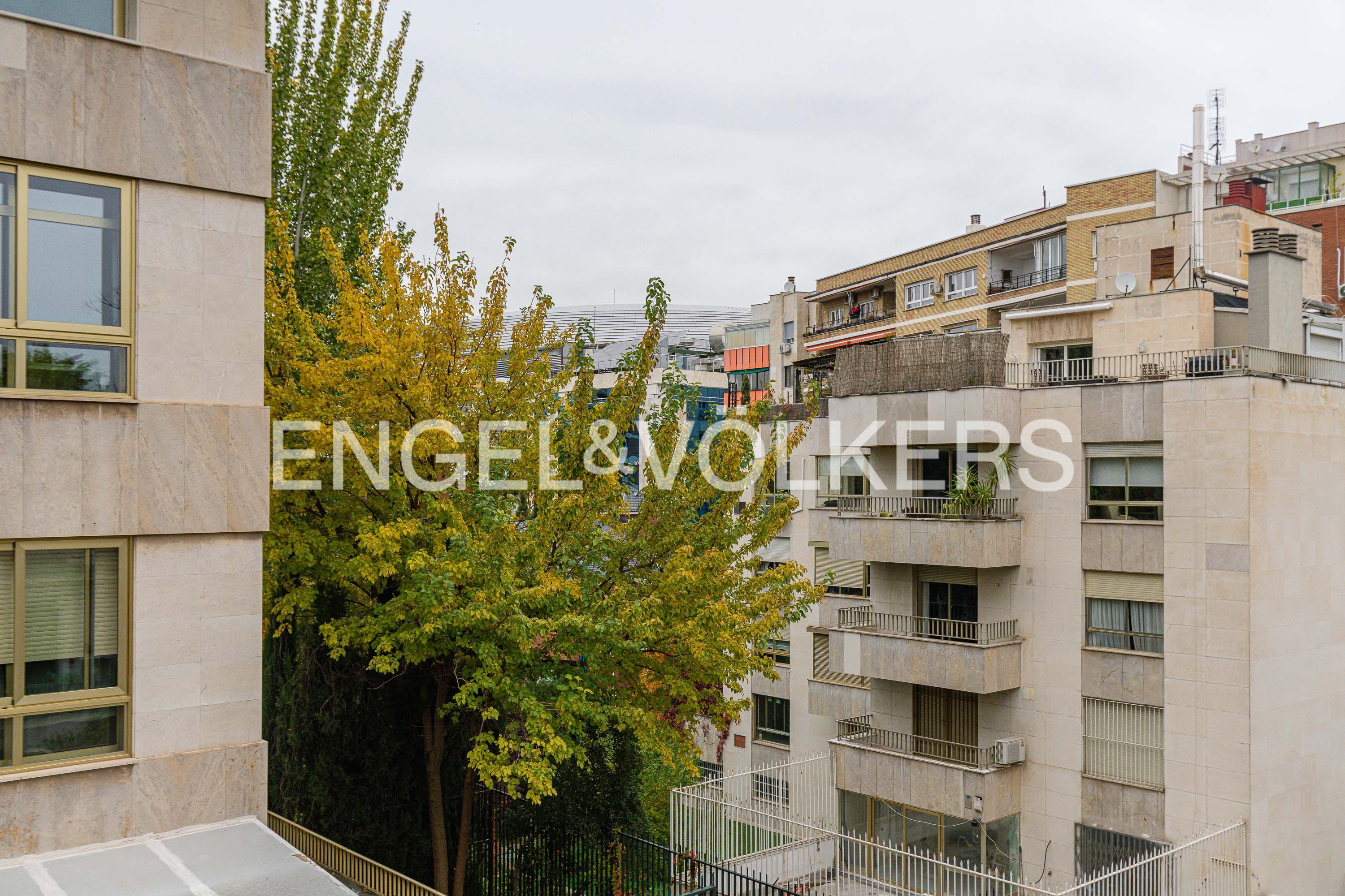 Vista exterior de Apartamento en venta en  Madrid Capital con Calefacción y Parquet